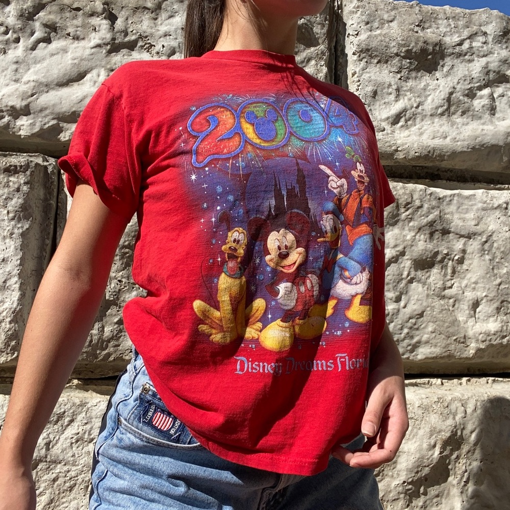 2004 Disney T-shirt (LARGE)